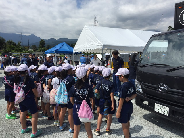 「小学生へ説明中」